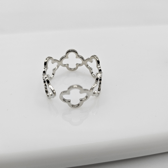 🆕️Hollow out lucky clover flower design Ring 💍 - Picture 1 of 4